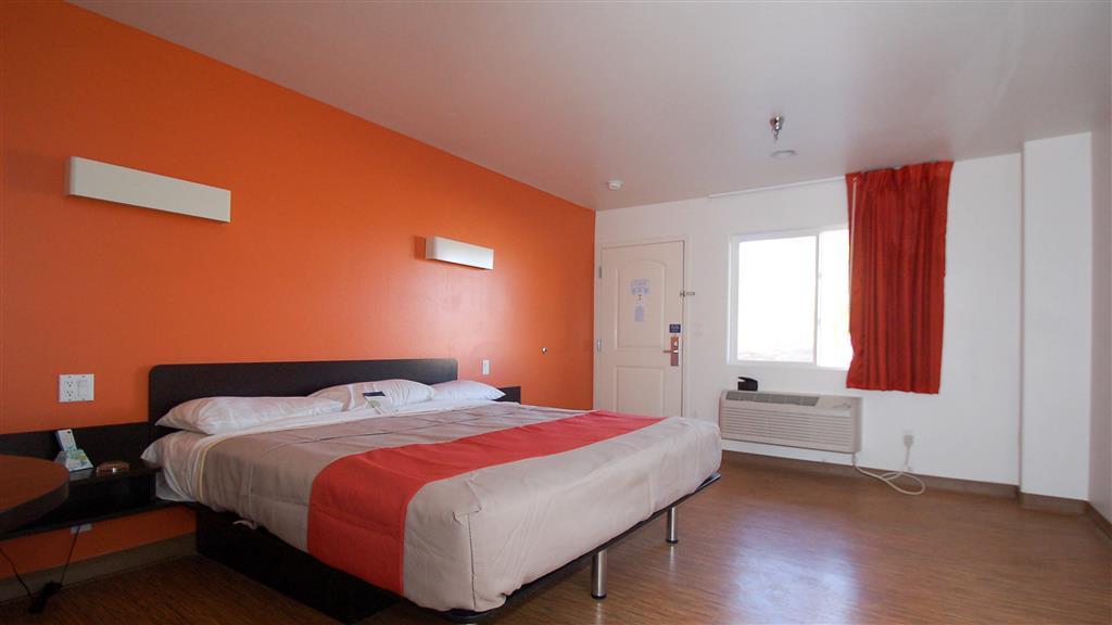 Hawthorn Suites Victorville Room photo